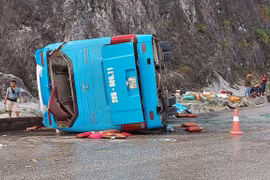 Lật xe khách giường nằm trên quốc lộ, 8 người thương vong