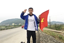 Chàng trai đi bộ 500 km ủng hộ người dân miền Trung