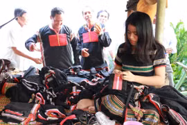 Giới thiệu hình ảnh thân thiện và gần gũi cho thổ cẩm Việt Nam