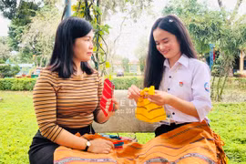 Nữ sinh khởi nghiệp với thổ cẩm Jrai