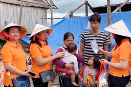 Hội Nữ doanh nhân tỉnh Gia Lai thăm, tặng quà các gia đình bị thiệt hại do bão số 9