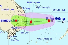 Tin bão khẩn cấp, miền Trung mưa lớn tới 400 mm từ trưa nay 9-11