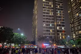 Cháy ở chung cư cao cấp Park Hill, hàng ngàn cư dân tháo chạy trong đêm
