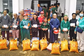 Tặng 200 suất quà cho người nghèo huyện Kbang bị ảnh hưởng bão số 9