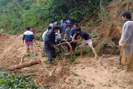 Giáo viên miền núi lội bùn, khiêng xe bám điểm trường xa xôi