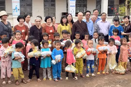 Tặng gần 200 phần quà cho người nghèo và học sinh huyện Chư Sê