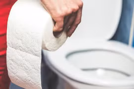Tác hại khó ngờ của thói quen xả nước bồn cầu mà không đậy nắp