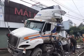 Thời điểm tàu hỏa tông đứt đôi xe container: Gác chắn không được kéo ra