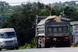 Mang Yang: Xe chở cát gây hư hỏng đường liên xã