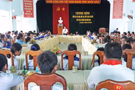 Lãnh đạo huyện Ia Pa và Đak Pơ đối thoại với trẻ em, người dân