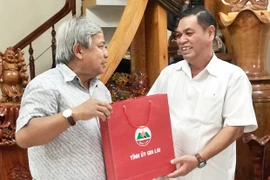 Phó Chủ tịch UBND tỉnh Kpă Thuyên thăm, tặng quà các đồng chí nguyên lãnh đạo tỉnh