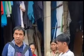 "MC giàu nhất Việt Nam" gây "sốt" mạng vì mang đôi dép "có 1-0-2" đi cứu trợ dân vùng lũ