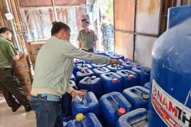 Công an Bình Dương triệt phá cơ sở làm giả nước tẩy rửa quy mô lớn