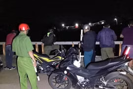 Lao xe máy từ cầu xuống suối, cô gái trẻ chết thảm