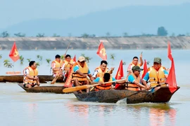 Tưng bừng Hội đua thuyền độc mộc trên sông Pô Cô