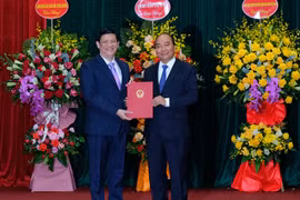 Thủ tướng trao quyết định bổ nhiệm ông Nguyễn Thanh Long làm Bộ trưởng Bộ Y tế
