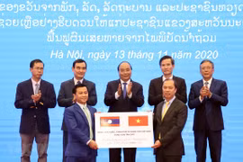 Trao tượng trưng 1.000 tấn gạo hỗ trợ Lào khắc phục hậu quả thiên tai