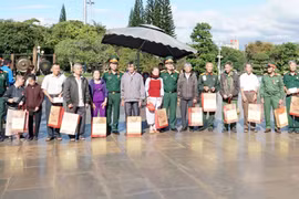 Tặng 15 phần quà cho gia đình chính sách, người có công ở Pleiku