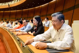 Quốc hội quyết định tiếp tục sử dụng sổ hộ khẩu, sổ tạm trú đến hết năm 2022