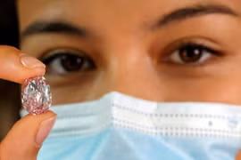 Viên kim cương hồng tím siêu đắt và dự báo cạn kiệt trong tương lai