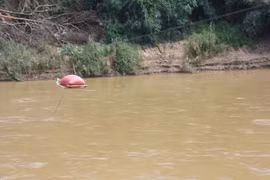 Người dân liều mình đu dây qua sông Pô Kô như "Tôn Ngộ Không"