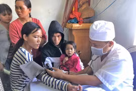 Tấm lòng thầy thuốc "quân hàm xanh"