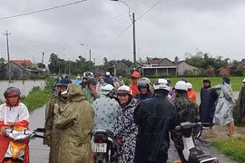 Phú Yên: Vội vã chạy lũ sau bão số 12