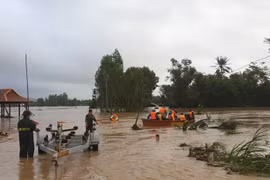 Phú Yên: Hàng nghìn ngôi nhà chìm trong biển nước sau bão số 12