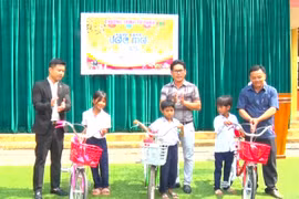 Tặng quà và xe đạp cho học sinh nghèo vượt khó học giỏi huyện Kbang