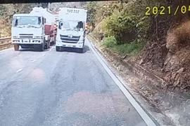Truy tìm tài xế điều khiển xe tải vượt ẩu trên đèo Bảo Lộc