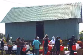 Trao 200 suất quà cho người nghèo xã Ayun