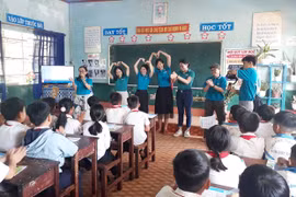 Tặng 1.700 cuốn sách cho học sinh Chư Sê