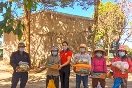 Tặng 200 phần quà cho hộ nghèo xã Chư Mố