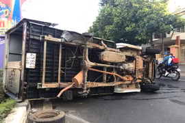 Pleiku: Xe tải rớt bánh lật ngang giữa đường, 2 người thoát nạn