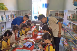 Tủ sách Đinh Hữu Dư: Đưa tri thức đến trẻ em vùng khó Krông Pa