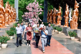 Người dân Gia Lai dâng hương tưởng niệm các Vua Hùng trong ngày Giỗ Tổ