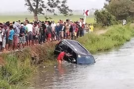 Xe hơi chở 15 người lao xuống kênh, 13 người chết đuối