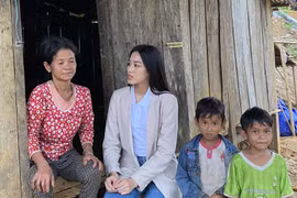 Hoa hậu Đỗ Thị Hà bị vắt cắn khi lội suối khảo sát dự án nhân ái