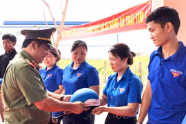 Công an tỉnh Gia Lai ra quân tuyên truyền về trật tự an toàn giao thông