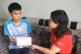 Gia Lai: Trao tiền hỗ trợ học sinh vượt khó học giỏi