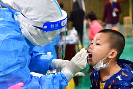 Dịch COVID-19 tiếp tục lây lan mạnh, gần 3 triệu người đã tử vong