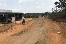Người dân Kon Chiêng khốn khổ vì con đường "nắng bụi, mưa bẩn"
