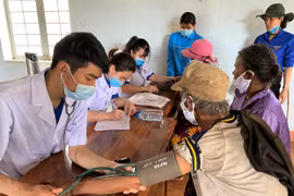 Khám bệnh, cấp thuốc miễn phí cho người dân vùng căn cứ cách mạng Krong