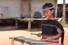 Cô bé người Bahnar làm sống dậy âm thanh đàn đá ở Ya Ma