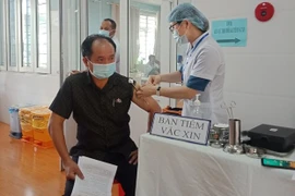 Nhân viên sân bay Tân Sơn Nhất, Pleiku được tiêm vaccine COVID-19