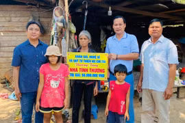 Tặng nhà tình thương cho hộ nghèo xã Ia Rbol