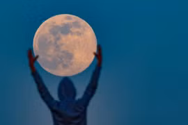 Siêu trăng đầu tiên năm 2021: Trăng hồng thắp sáng trời đêm tháng 4