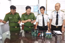 Hành khách giao nộp hàng chục bình xịt hơi cay, dùi cui điện cho Cảng Hàng không Pleiku