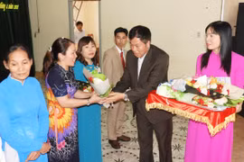 Mang Yang và Chư Sê khen thưởng các tập thể, cá nhân điển hình làm theo gương Bác