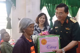 Khám bệnh miễn phí và tặng quà cho người dân xã Ia Sao